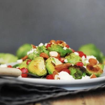 Brysselkål med vitost, granatäpple och mandel