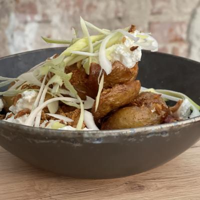 Krispig smashed potatis med vegansk “crème” och lök