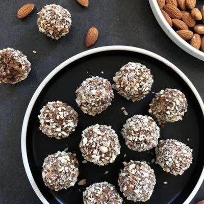 Kryddiga energibollar med mandel, dadlar och kaffe