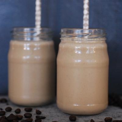 Kaffesmoothie med banan & jordnötssmör
