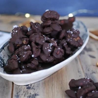 Chokladtoppar av nöt med flingsalt