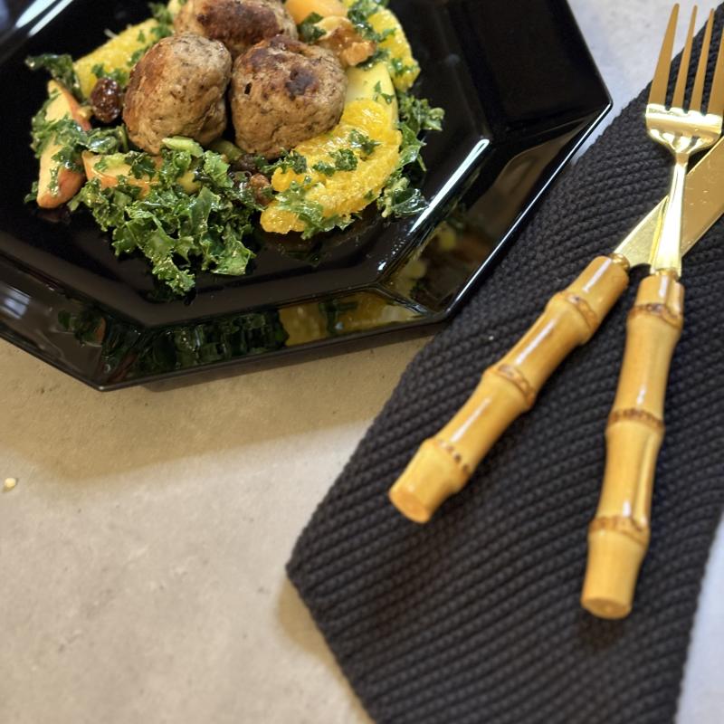 Juliga kycklingköttbullar med grönkålssallad