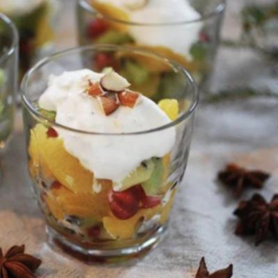 Fruktsallad med mandelgrädde