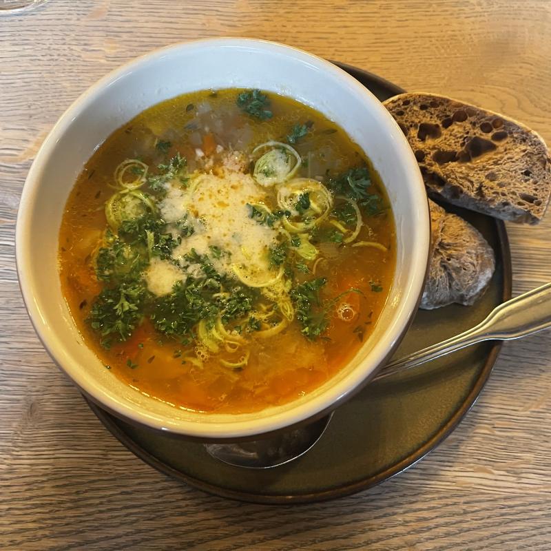 Rustik vegetarisk bönsoppa med potatis och färska örter