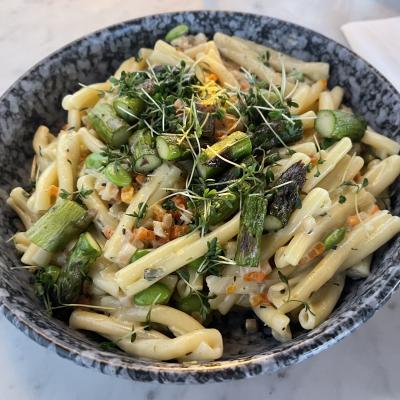 Krämig pasta med sparris och edamame