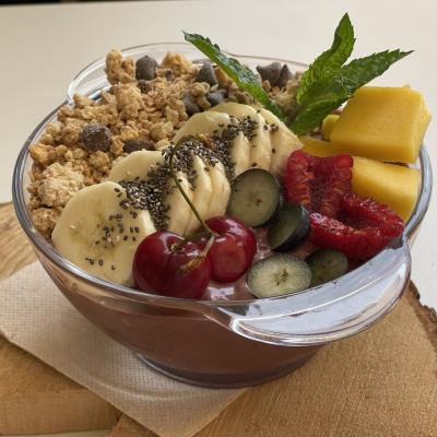 Frukostbowl med jordgubbskräm, färsk frukt, chiafrön och müsli