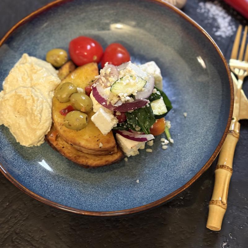 Fräsch pumpasallad med bulgur, zucchini, fetaost och hummus